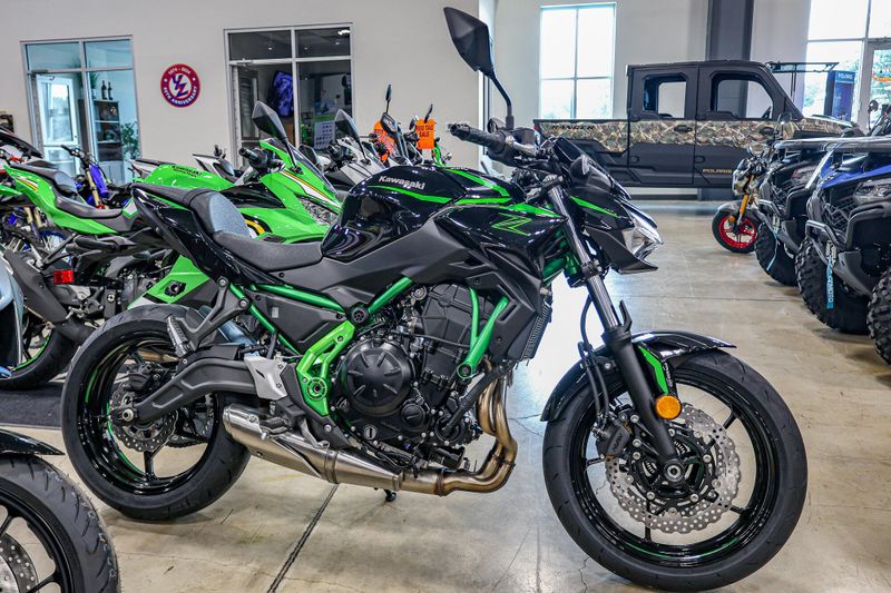 2025 Kawasaki Z650 ABS METALLIC SPARK BLACK AND GREENImage 5