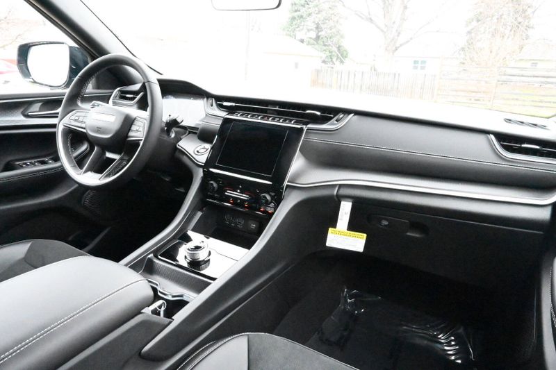 2025 Jeep Grand Cherokee Altitude XImage 14