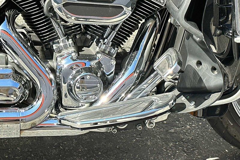 2015 Harley-Davidson Electra Glide in a BLACK/YELLOW exterior color. BMW Motorcycles of Temecula – Southern California 951-395-0675 bmwmotorcyclesoftemecula.com 