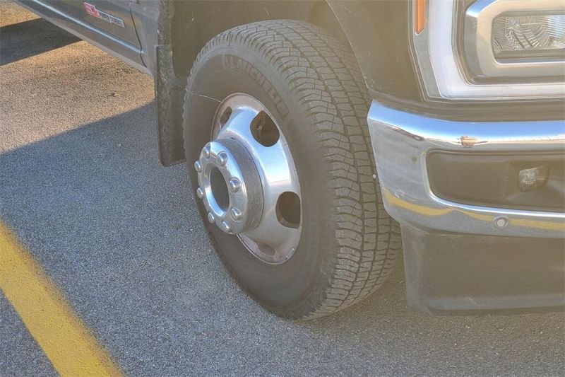 2023 Ford F-350 Lariat photo 2