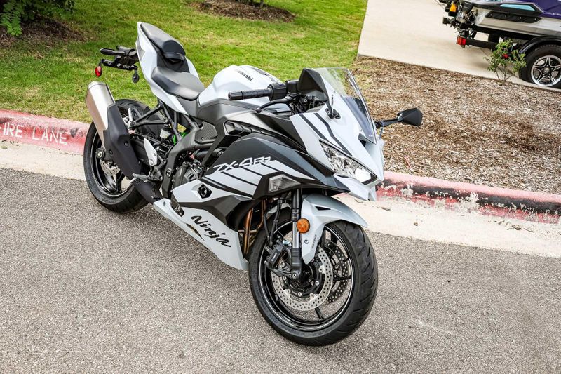 2025 Kawasaki NINJA ZX4RR ABS  METALLIC MATTE WHITISH SILVER AND METALLIC FLAT SPARK BLACK Image 31