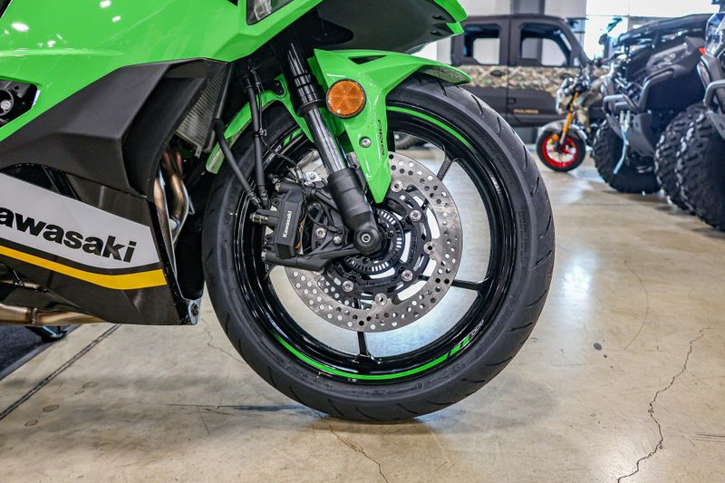 2025 Kawasaki NINJA ZX4RR ABS KRT EDITION ABS LIME GREEN AND EBONY AND PEARL BLIZZARD WHITEImage 13