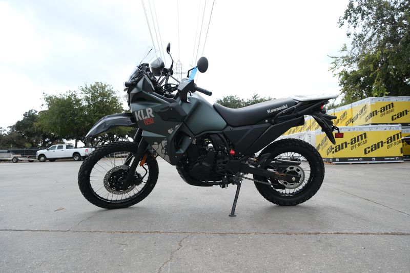 2025 Kawasaki KLR 650 METALLIC MATTE OLD SCHOOL GREENImage 13