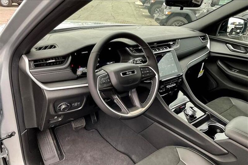 New 2025 Jeep Grand Cherokee Altitude 4x2Image 6