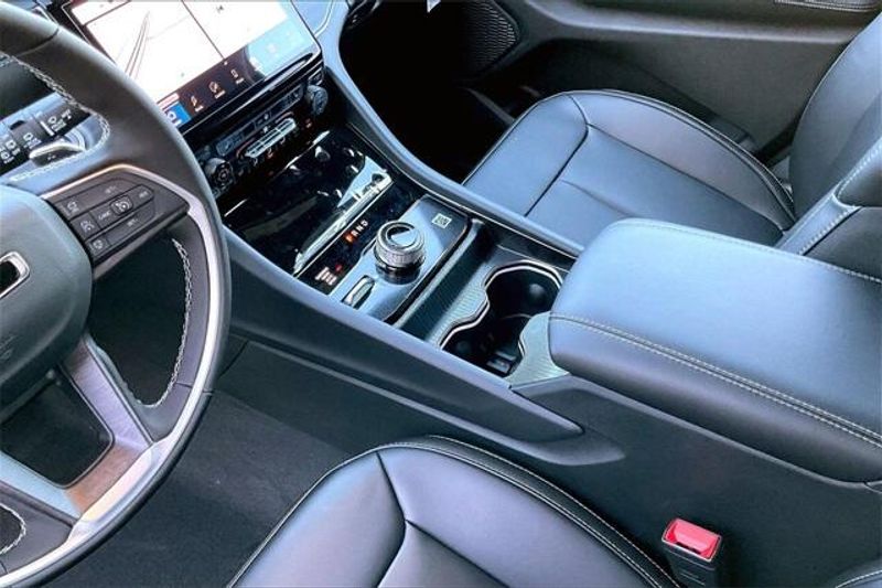 New 2025 Jeep Grand Cherokee L Limited 4x4Image 7