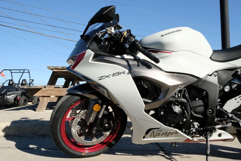 2025 Kawasaki NINJA ZX6R PEARL ROBOTIC WHITE AND METALLIC GRAPHITE GRAYImage 2