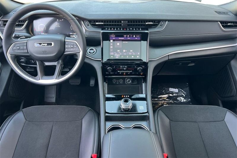 2025 Jeep Grand Cherokee Altitude photo 13
