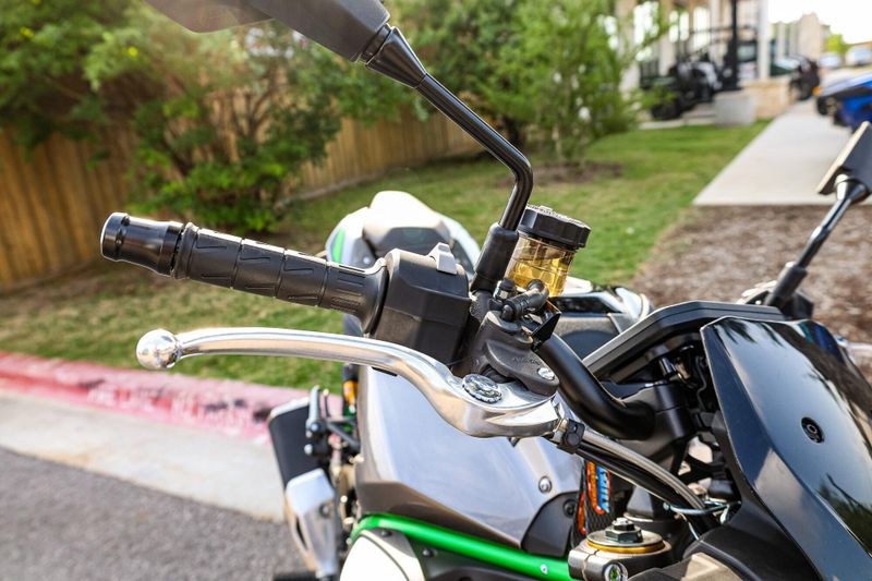 2025 Kawasaki Z900 SE ABS  METALLIC MATTE GRAPHITE GRAY AND EBONY AND METALLIC GRAPHITE GRAY Image 6