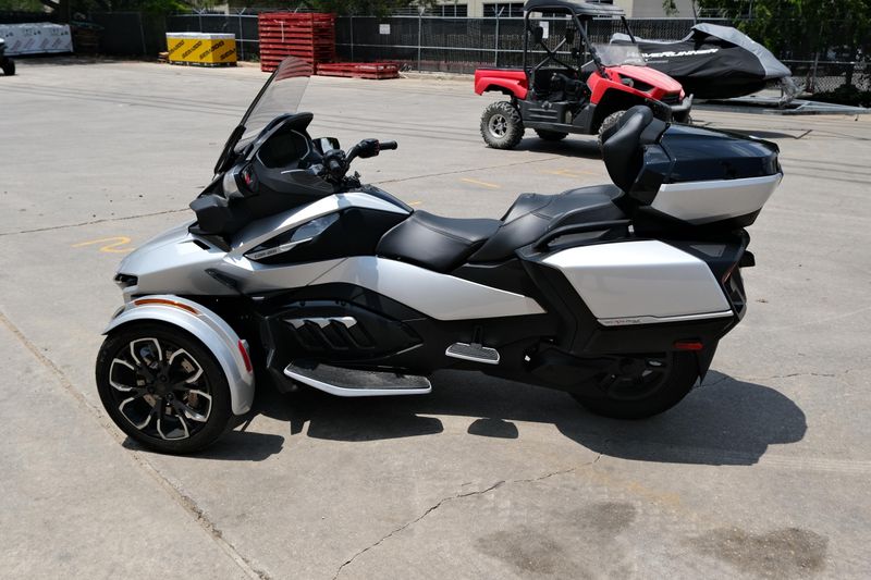 2024 Can-Am SPYDER RT LIMITED HYPER SILVER WITH PLATINUM Image 6