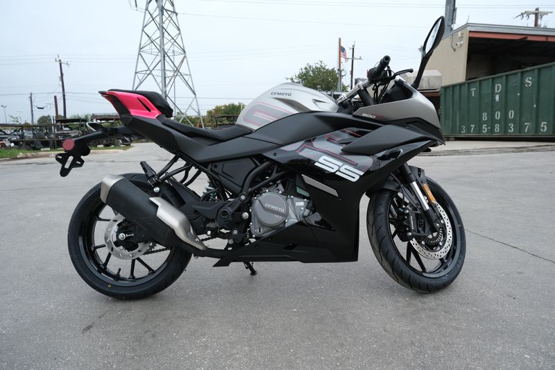 2024 CFMOTO 300SS NEBULA BLACKImage 4