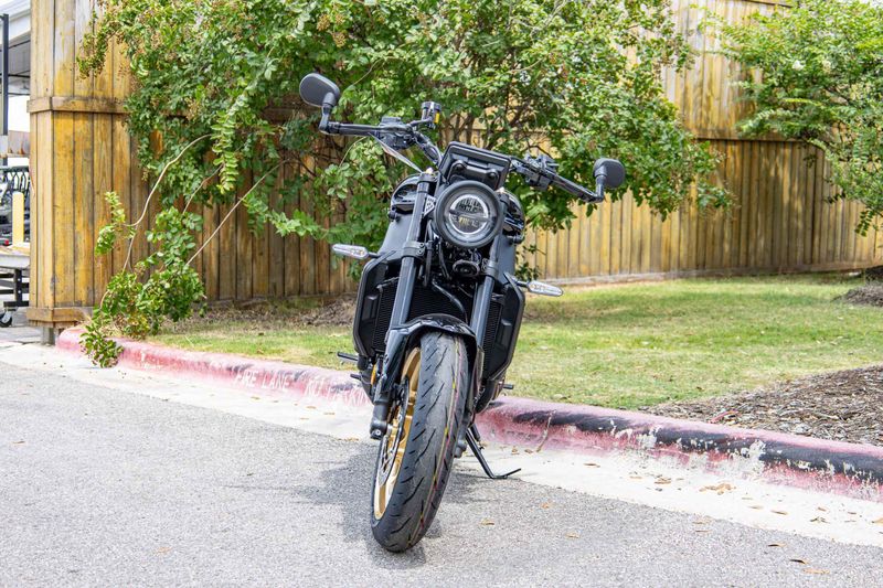 New 2025 Yamaha XSR900  RAVEN Image 9