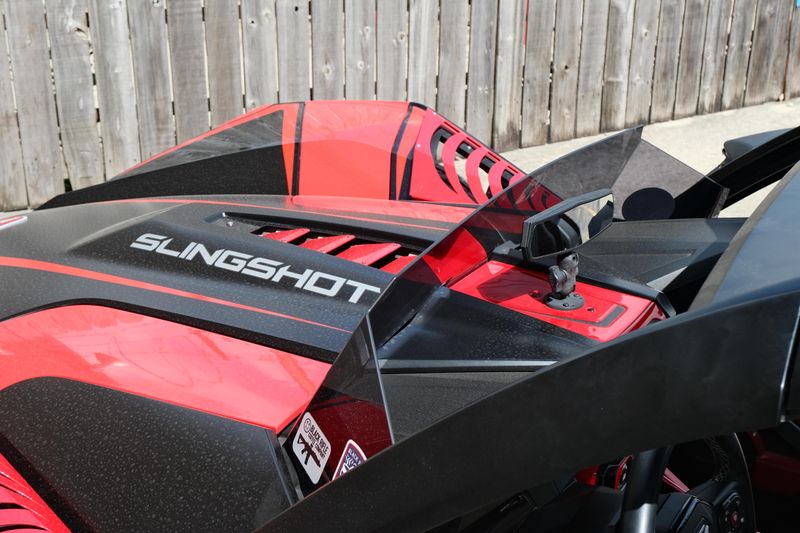 2020 Polaris SLINGSHOT R BLACK AND RED Image 15