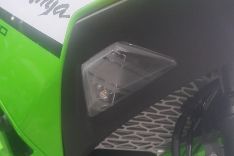2025 Kawasaki NINJA 500 KRT EDITION SE ABS LIME GREEN AND EBONY AND PEARL BLIZZARD WHITE Image 25