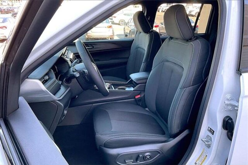 New 2025 Jeep Grand Cherokee Image 8