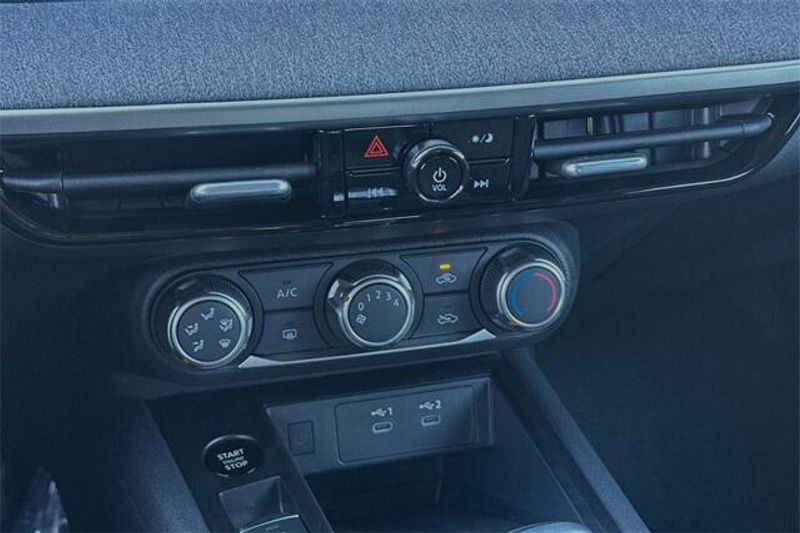Used 2025 Nissan Kicks SVImage 18