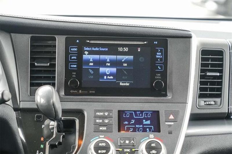 Used 2017 Toyota Sienna SEImage 15