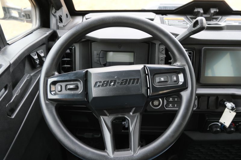 NEW 2026 CAN-AM DEFENDER MAX XT CAB HD11 WITH 1025 INCH TOUCHSCREEN Image 24