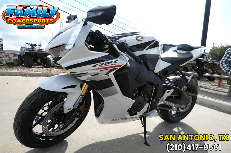 2025 HONDA CBR1000RR ABS PEARL WHITE in a PEARL WHITE exterior color. Family PowerSports (877) 886-1997 familypowersports.com 