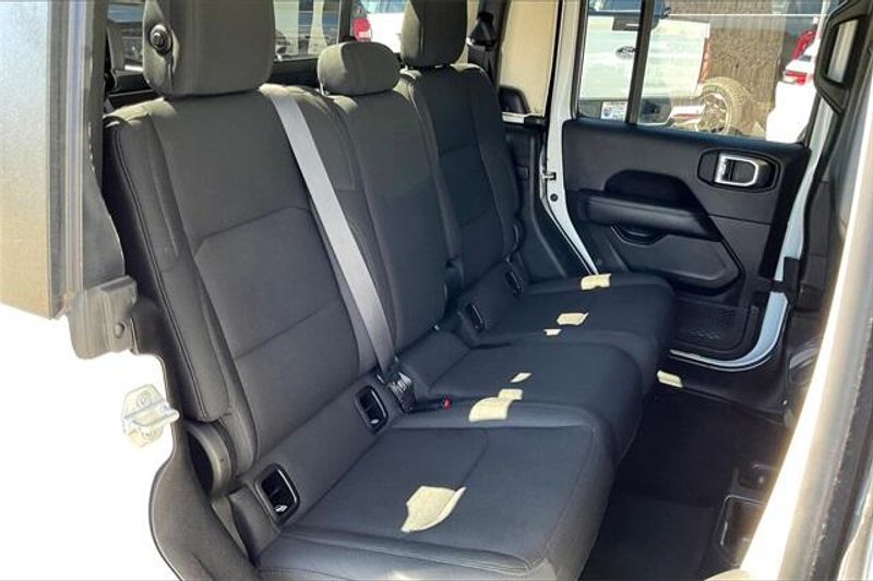 2023 Jeep Gladiator Overland photo 25