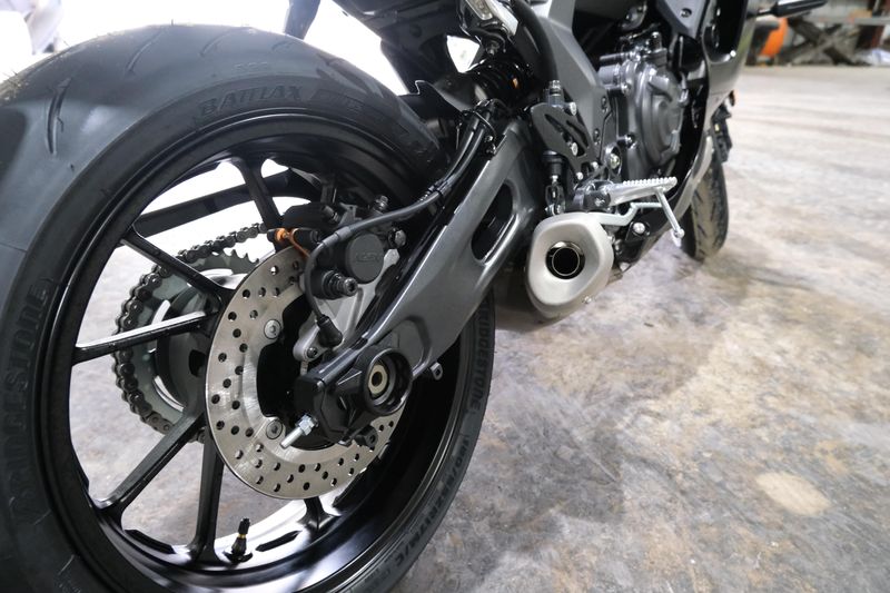 2025 Yamaha YZFR7 MATTE RAVEN BLACK Image 17