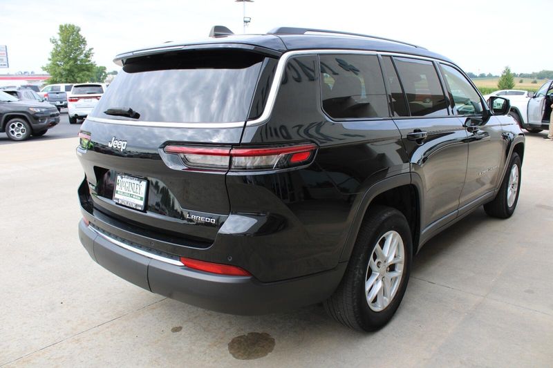 2023 Jeep Grand Cherokee Laredo photo 6