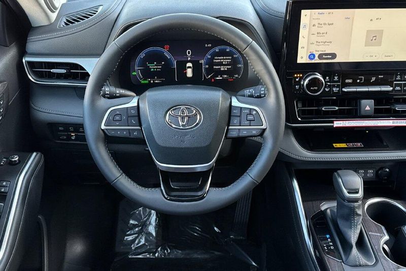 New 2026 Toyota Highlander Hybrid PlatinumImage 15