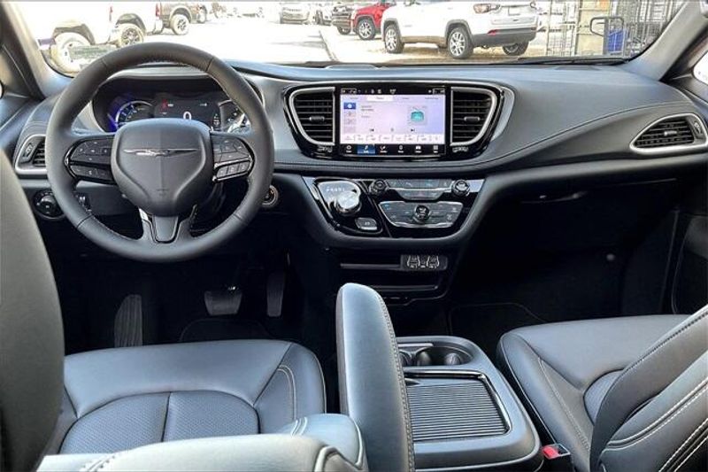 2023 Chrysler Pacifica Hybrid Touring L photo 4