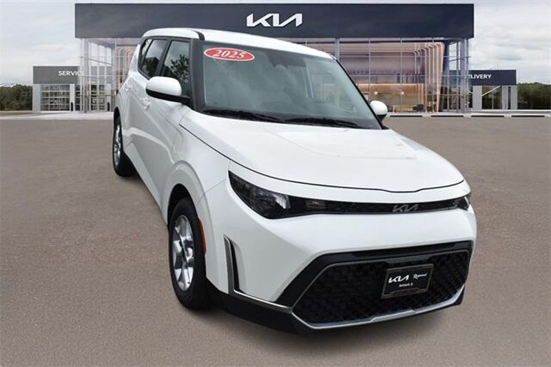 New 2025 Kia Soul LXImage 9