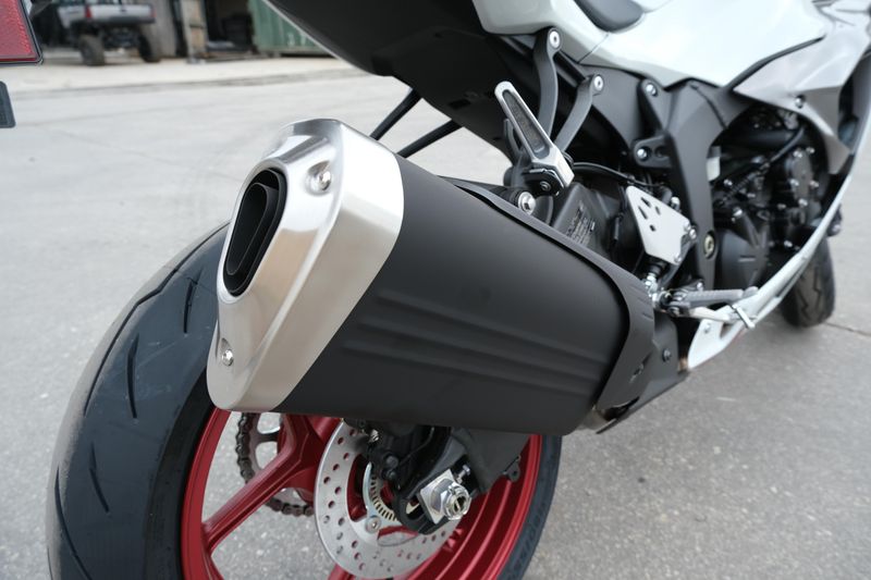 2025 Kawasaki NINJA ZX6R PEARL BLIZZARD WHITEImage 13