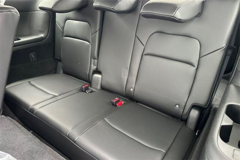 New 2025 Nissan Pathfinder SLImage 12