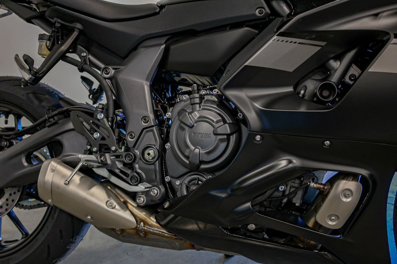 2025 Yamaha YZFR7 MATTE RAVEN BLACKImage 2