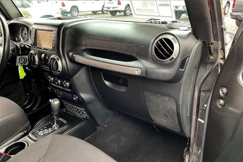 2017 Jeep Wrangler Unlimited Sport photo 16