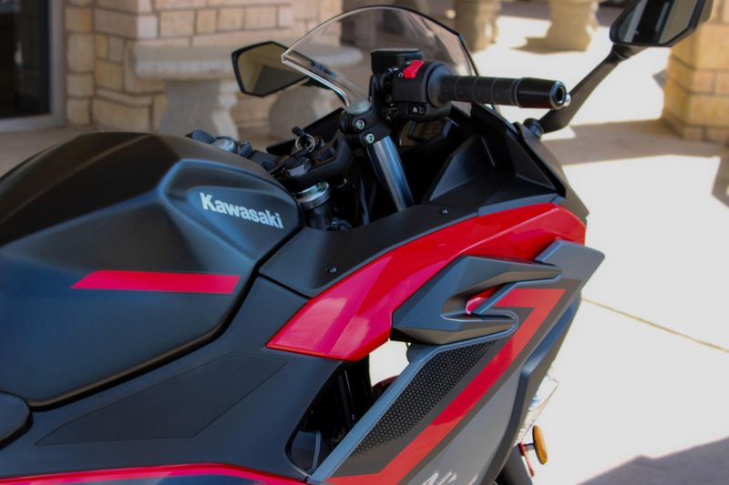 2025 Kawasaki NINJA 500 ABS PASSION RED AND METALLIC FLAT SPARK BLACK AND METALLIC MATTE DARK GRAY Image 12
