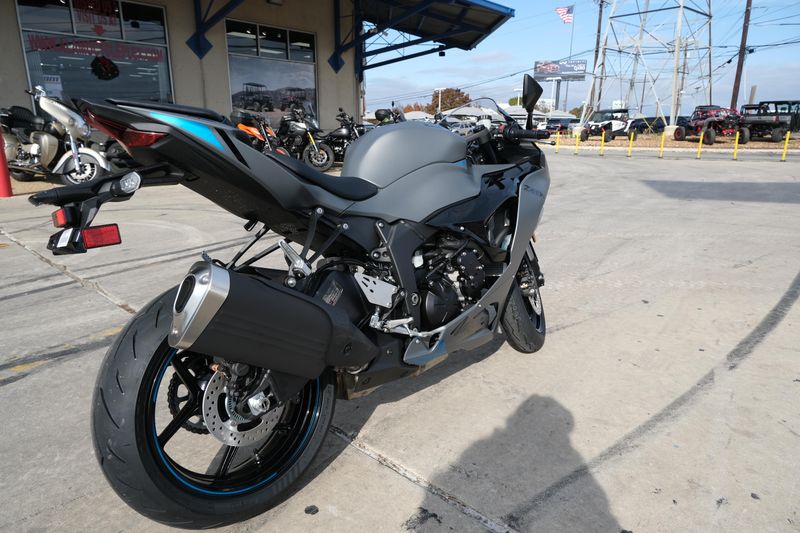 2025 Kawasaki NINJA ZX6R METALLIC MATTE DARK GRAY AND EBONYImage 13