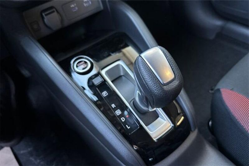 New 2025 Nissan Versa 1.6 SRImage 17