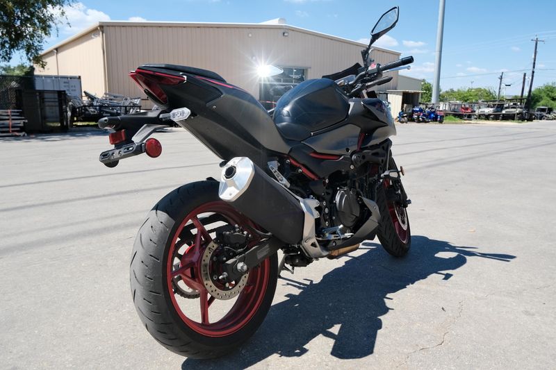 USED 2025 KAWASAKI Z500 SE ABS Image 3