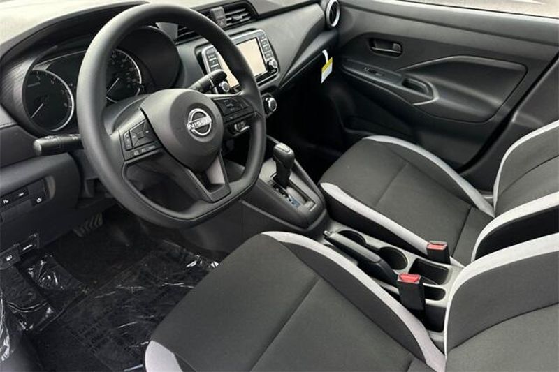New 2025 Nissan Versa 1.6 SImage 7
