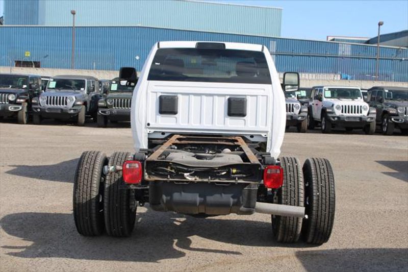 2023 RAM 3500 Chassis Cab Tradesman/SLTImage 4