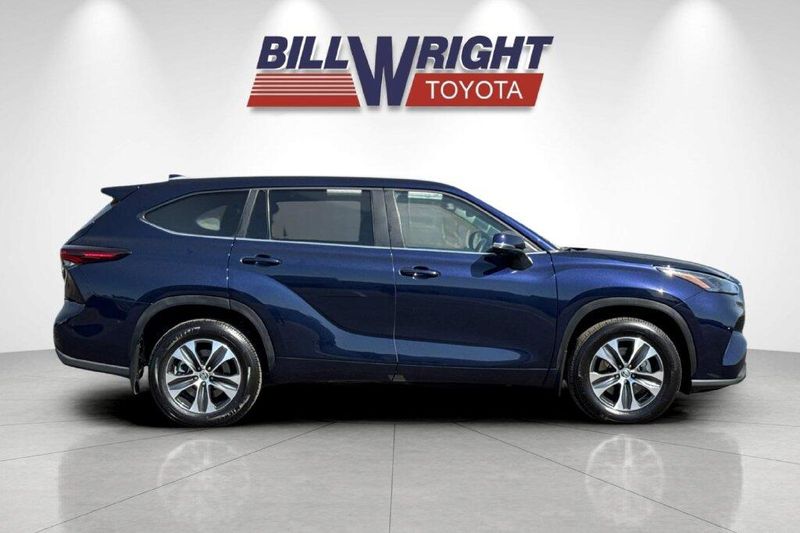 Used 2026 Toyota Highlander XLEImage 2