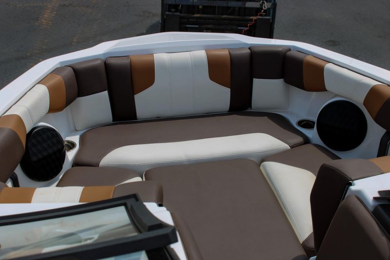2024 MALIBU 21 LX  in a WHITE exterior color. Family PowerSports (877) 886-1997 familypowersports.com 