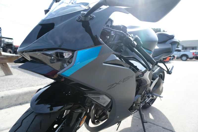 2025 Kawasaki NINJA ZX6R METALLIC MATTE DARK GRAY AND EBONYImage 16