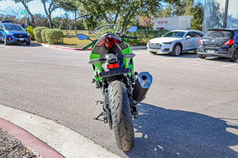 2025 Kawasaki NINJA 500 KRT EDITION SE ABS LIME GREEN AND EBONY AND PEARL BLIZZARD WHITEImage 12