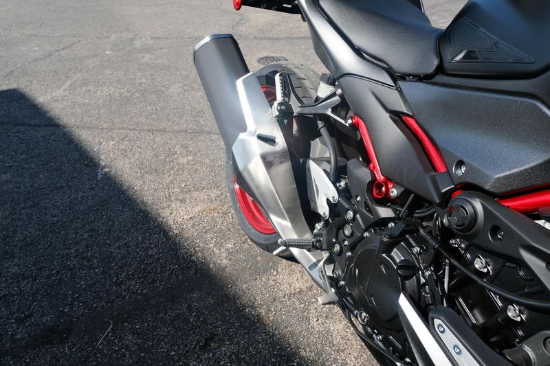 2025 Kawasaki Z500 SE ABS CANDY PERSIMMON RED AND METALLIC FLAT SPARK BLACK AND METALLIC MATTE GRAPHENESTEEL GRAY Image 18