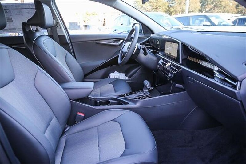 New 2025 Kia Niro EX TouringImage 10