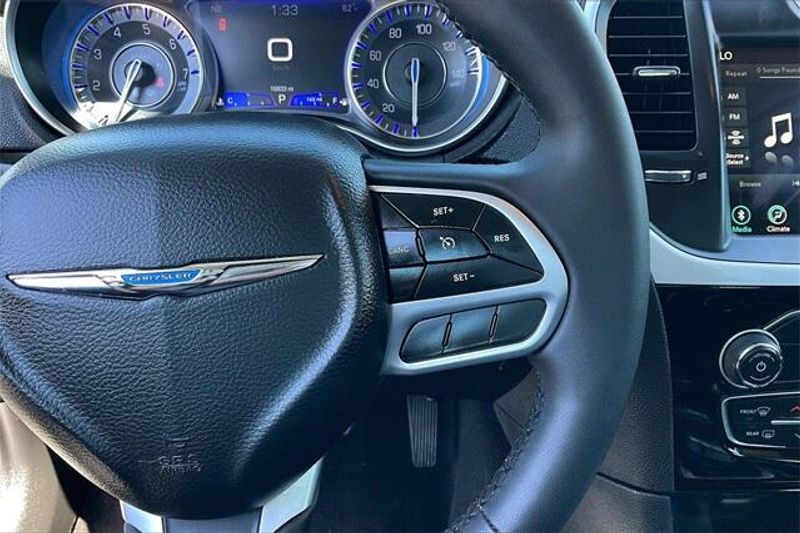 2023 Chrysler 300 TouringImage 19