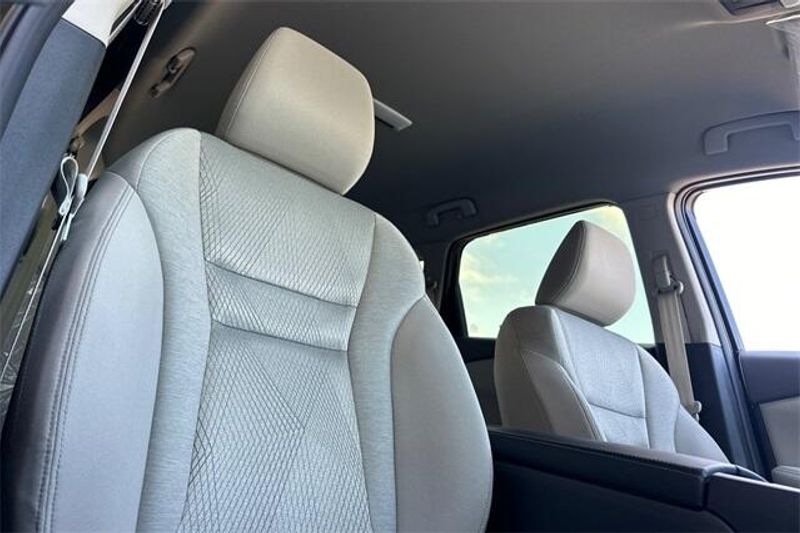 New 2025 Nissan Rogue SVImage 14