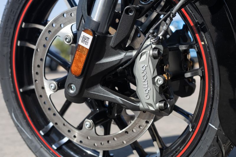 2025 Indian Motorcycle CHALLENGER LIMITED BLACK METALLIC Image 21