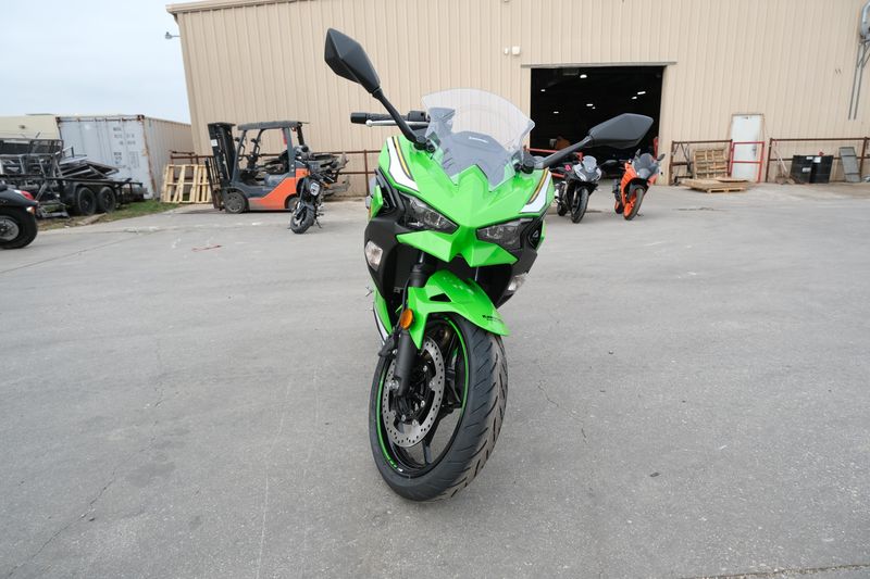 2025 Kawasaki NINJA 500 KRT EDITION LIME GREEN AND EBONY AND PEARL BLIZZARD WHITEImage 4