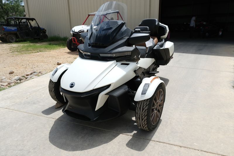 2024 Can-Am SPYDER RT SEATOSKY VEGAS WHITE SATINImage 10