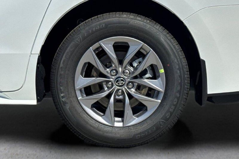 New 2026 Toyota Sienna LEImage 33